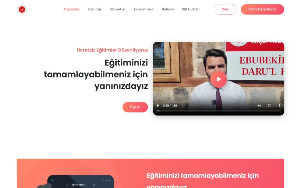 Hafızlık Tekrar ve Randevu Sistemi ana sayfası. Sayfada 'Ücretsiz Eğitimler Düzenliyoruz, Eğitiminizi tamamlayabilmeniz için yanınızdayız' metni, bir video oynatıcı ve 'Üye ol' butonu yer alıyor.