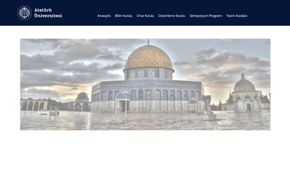 Atatürk Üniversitesi web sitesinin üst menüsünün altında, altın kubbeli Kubbetü's-Sahra ve çevresindeki yapıların geniş açılı fotoğrafı yer alıyor.