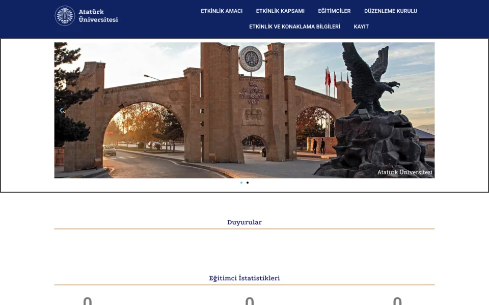 Atatürk Üniversitesi web sitesinin ana sayfası; üstte menü çubuğu, ortada üniversite giriş kapısı ve kartal heykelinin olduğu bir görsel, altta ise Duyurular ve Eğitici İstatistikleri bölümleri yer al