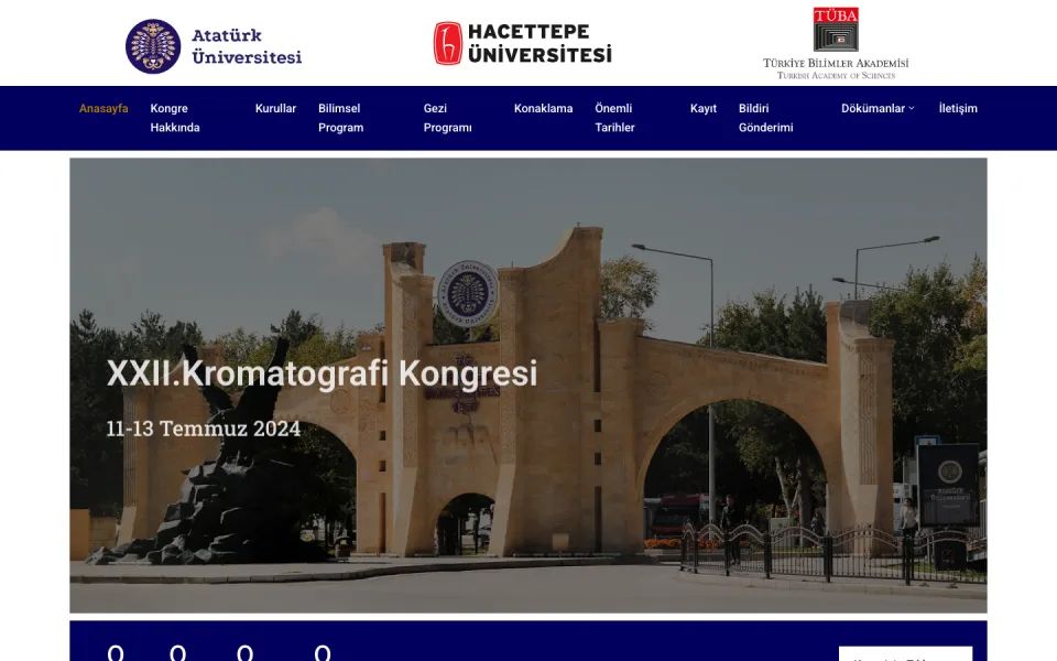 XXII. Kromatografi Kongresi web sitesinin ana sayfası. Üstte Atatürk Üniversitesi, Hacettepe Üniversitesi ve TÜBA logoları ile menü çubuğu; merkezde kongre ismi, tarihi ve bir üniversite giriş kapısı 