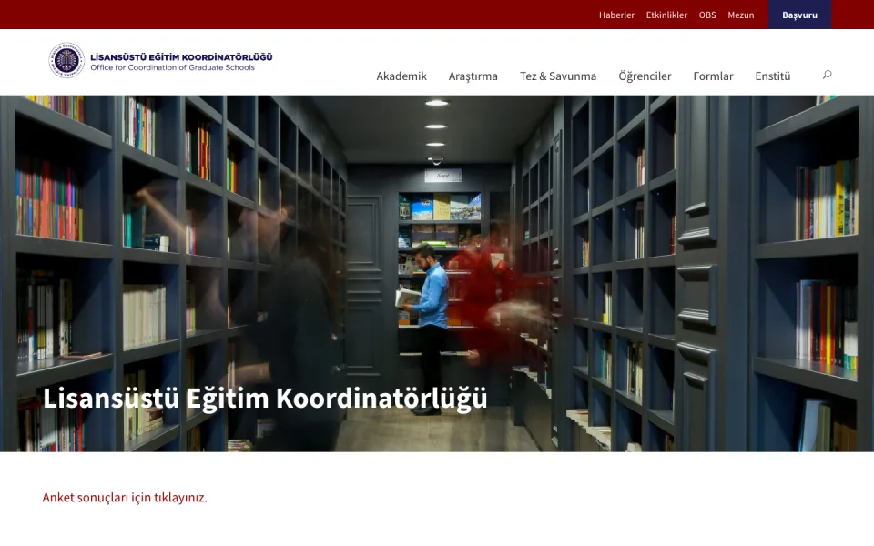 Lisansüstü Eğitim Koordinatörlüğü web sitesinin ana sayfası. Üst menüde Akademik, Araştırma, Tez ve Savunma gibi sekmeler yer alıyor; arka planda kütüphane rafları arasında insanlar görülüyor.
