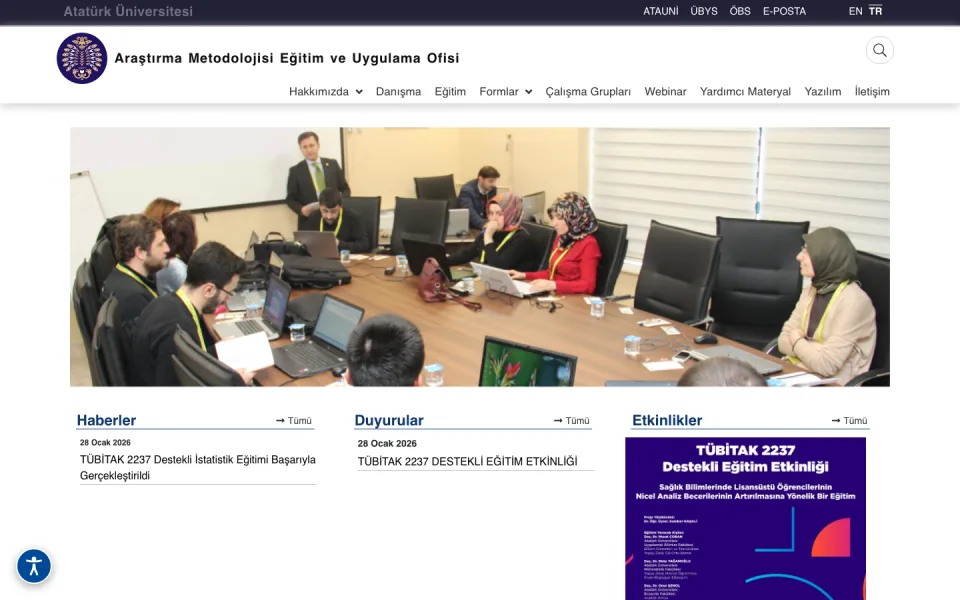 Araştırma Metodolojisi Eğitim ve Uygulama Ofisi web sayfasının ekran görüntüsü. Üstte menüler, ortada toplantı masası etrafında bilgisayarlarıyla çalışan kişiler ve altta haberler, duyurular ile etkin