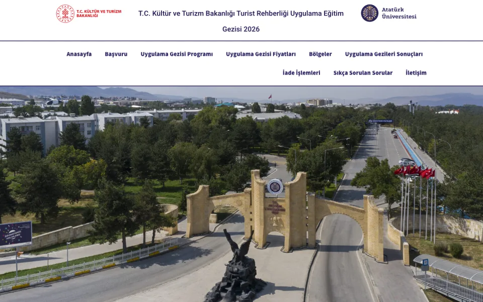 T.C. Kültür ve Turizm Bakanlığı ile Atatürk Üniversitesi logolarının bulunduğu, üst menüsünde Anasayfa, Başvuru gibi sekmelerin yer aldığı web sitesinin ana sayfası ve kampüs giriş kapısı görseli.