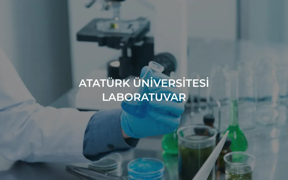 Laboratuvar ortamında mavi eldivenli bir kişinin deney tüpü tuttuğu, arka planda mikroskop ve çeşitli cam malzemelerin bulunduğu görsel üzerinde 'Atatürk Üniversitesi Laboratuvar' yazısı yer alıyor.